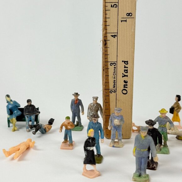 HO Scale Miniature Train Accessories 22 Figures 5 Lamp Posts 1 Bench - Picture 7 of 7